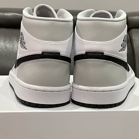 ❌SOLD❌ BRAND NEW WOMENS AIR JORDAN 1 MID - GREY FOG Popular Women's Sneaker - Picture 4 of 8